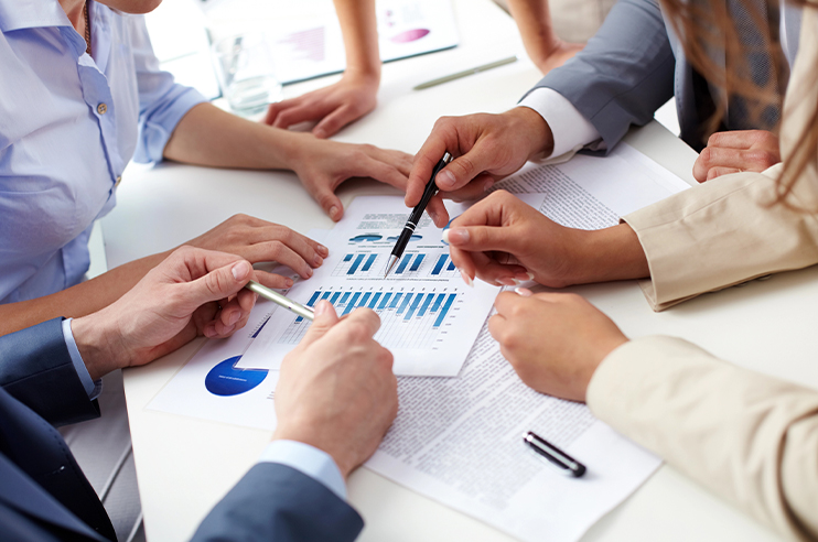 mãos de pessoas  num escritório a trabalhar em reunião